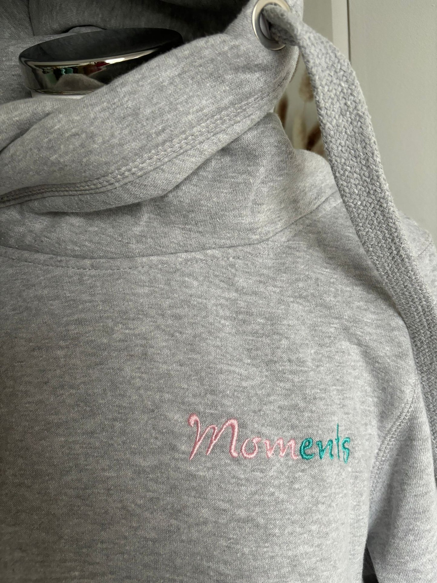 Crossneck Hoodie mit Stick MOMents