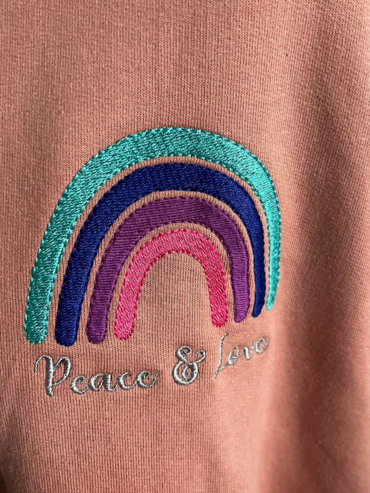Sweatshirt mit Regenbogen Stick