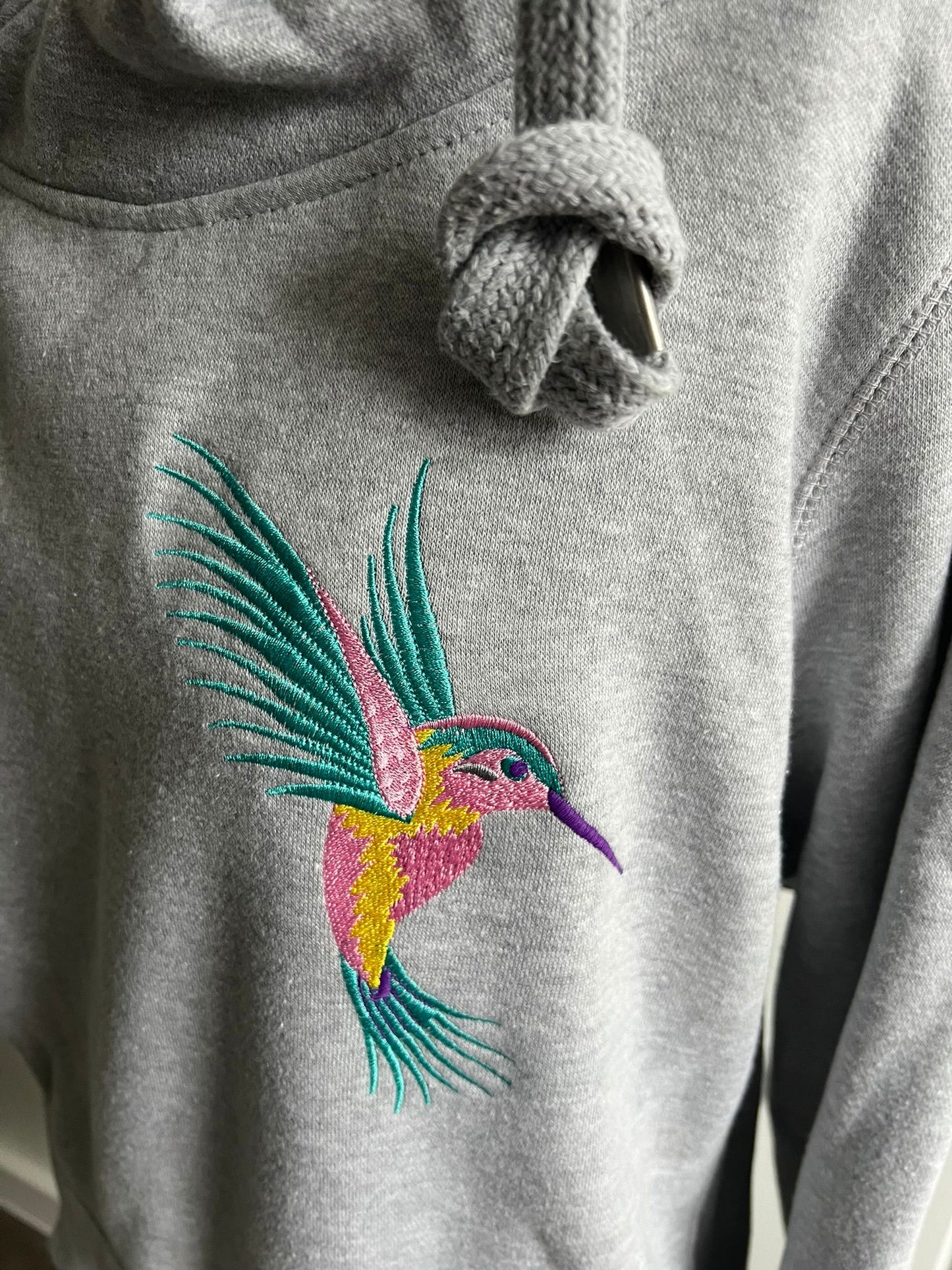Crossneck Hoodie mit Kolibri Stick