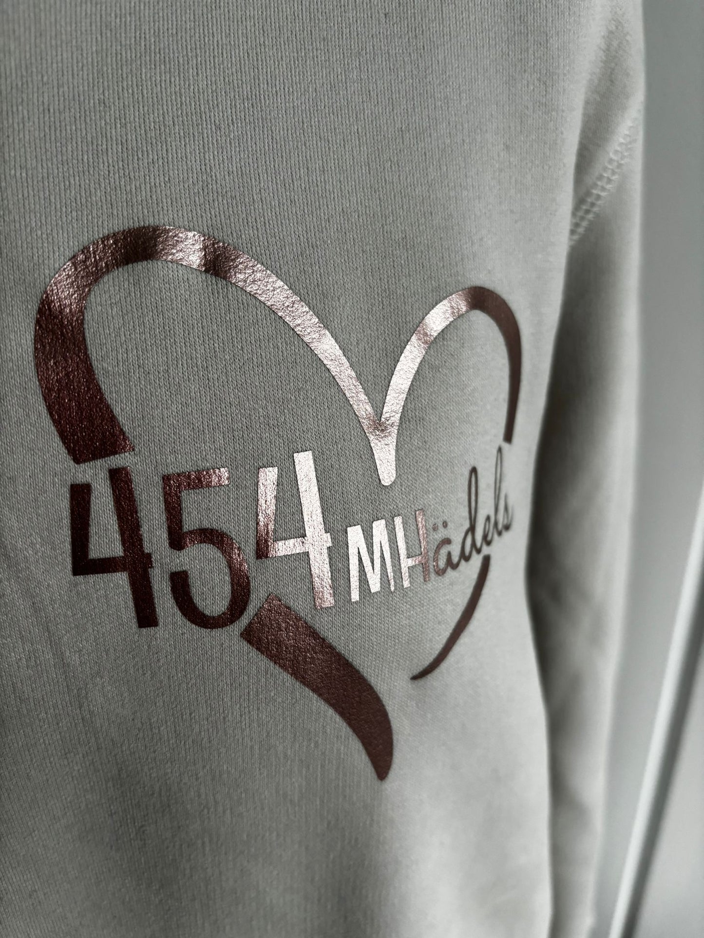 Sweatshirt mit kleinem MHädels Logo